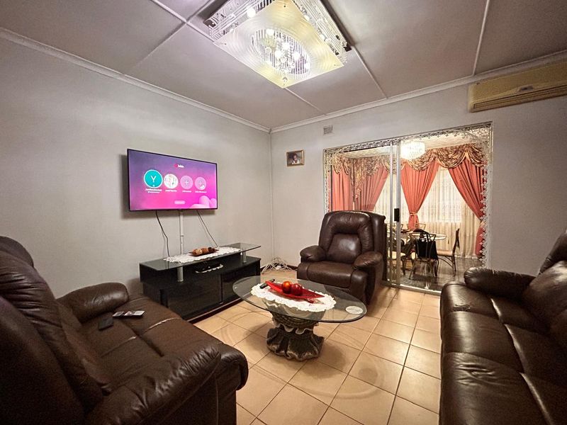 Spacious Family Home with Granny Flat  Perfect for Investment or Extended Family Living - Photo 6