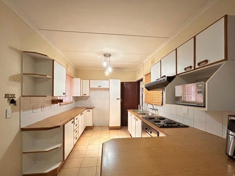 Spacious Family Home with Granny Flat  Perfect for Investment or Extended Family Living - Photo 3