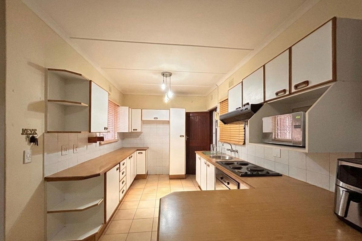 Spacious Family Home with Granny Flat  Perfect for Investment or Extended Family Living - Photo 3
