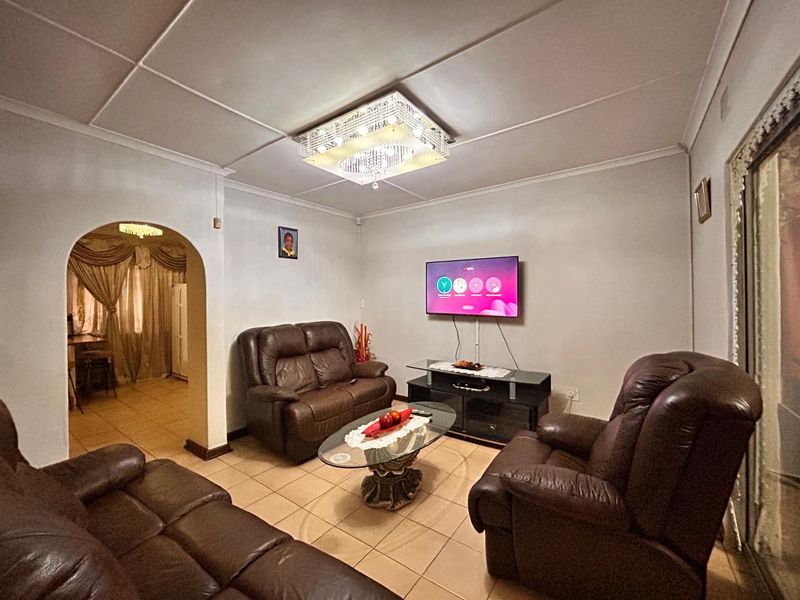 Spacious Family Home with Granny Flat  Perfect for Investment or Extended Family Living - Photo 5