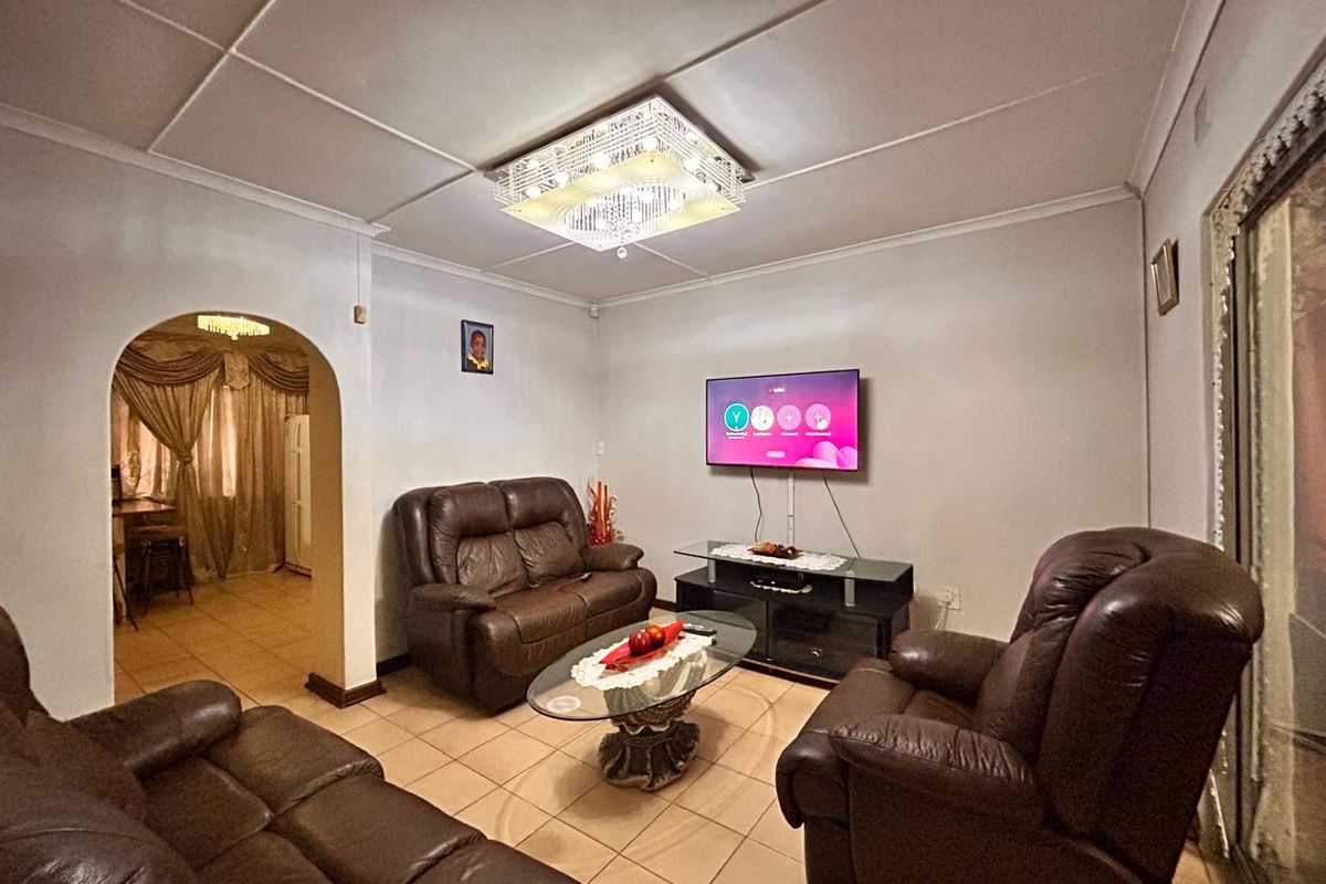 Spacious Family Home with Granny Flat  Perfect for Investment or Extended Family Living - Photo 5