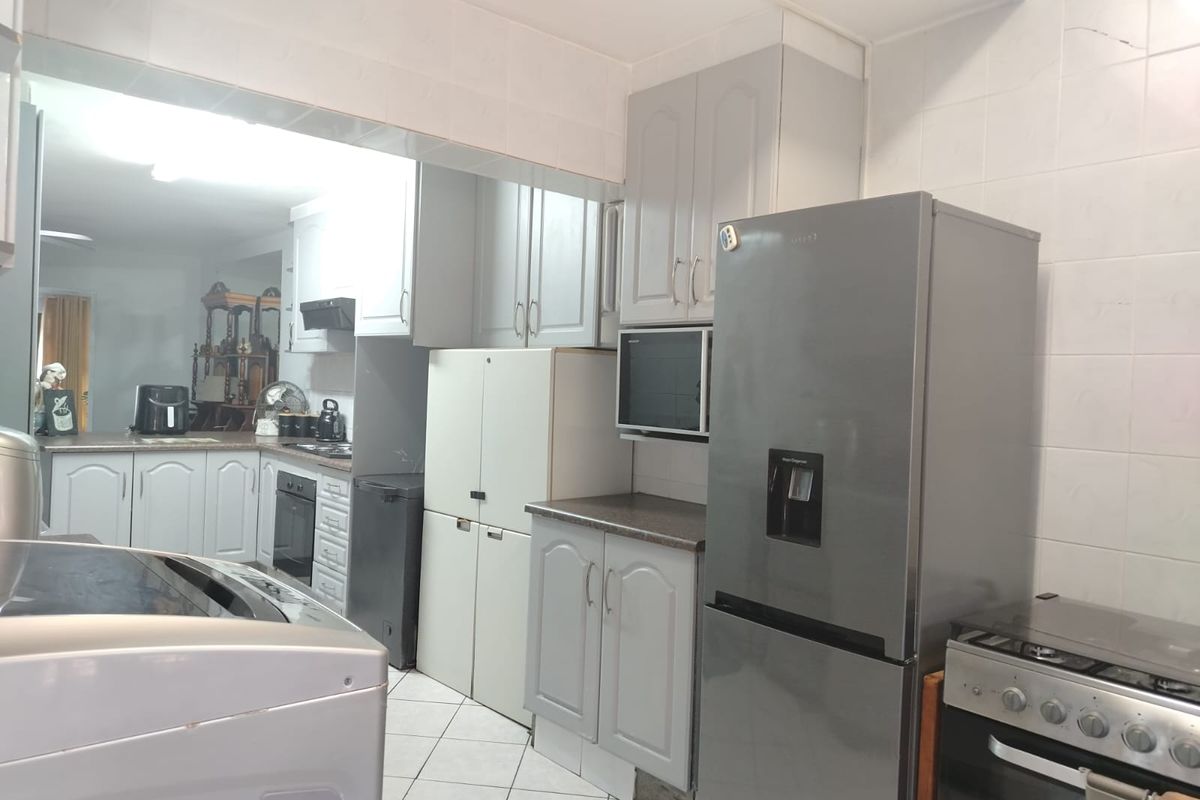 Charming 3-Bedroom Duplex with Private Yard and Jacuzzi in Arboretum - Photo 4