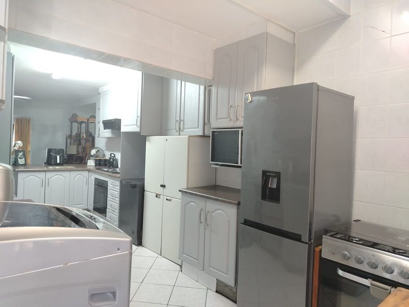 Charming 3-Bedroom Duplex with Private Yard and Jacuzzi in Arboretum - Photo 4