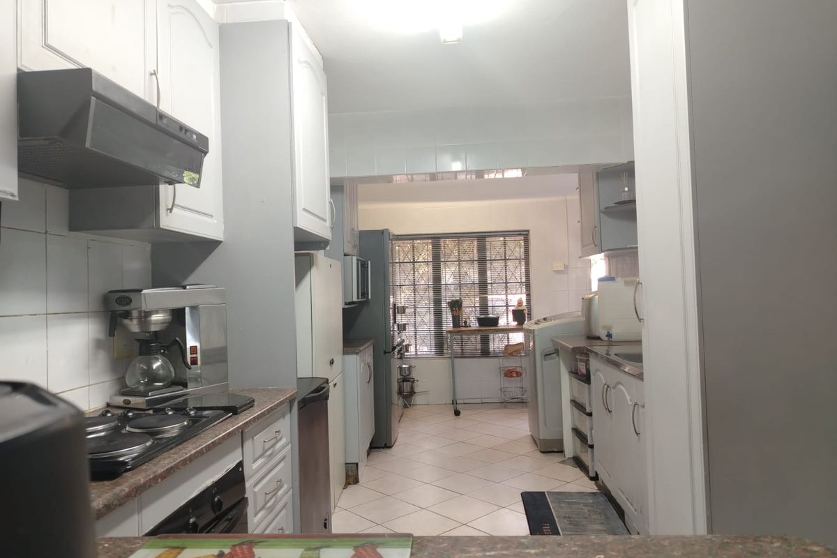 Charming 3-Bedroom Duplex with Private Yard and Jacuzzi in Arboretum - Photo 3