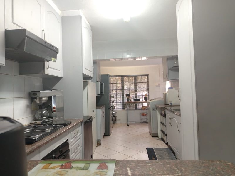 Charming 3-Bedroom Duplex with Private Yard and Jacuzzi in Arboretum - Photo 3