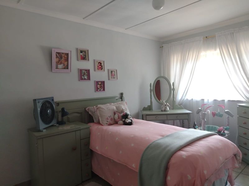 Charming 3-Bedroom Duplex with Private Yard and Jacuzzi in Arboretum - Photo 9