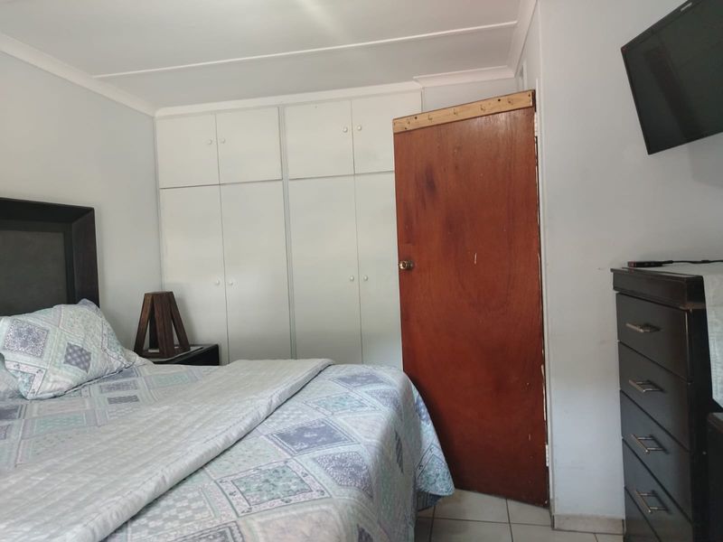 Charming 3-Bedroom Duplex with Private Yard and Jacuzzi in Arboretum - Photo 10