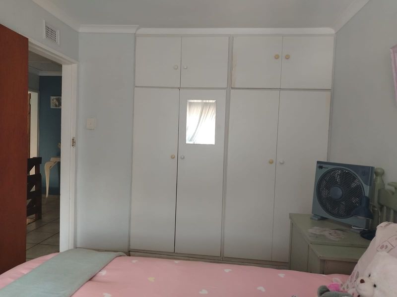 Charming 3-Bedroom Duplex with Private Yard and Jacuzzi in Arboretum - Photo 8