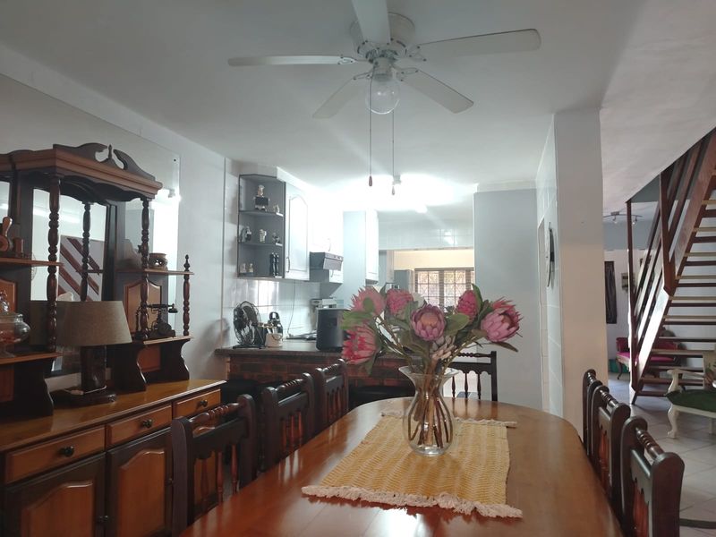 Charming 3-Bedroom Duplex with Private Yard and Jacuzzi in Arboretum - Photo 6