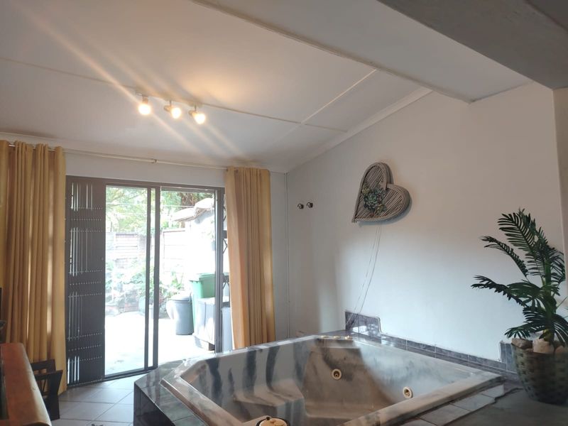 Charming 3-Bedroom Duplex with Private Yard and Jacuzzi in Arboretum - Photo 7