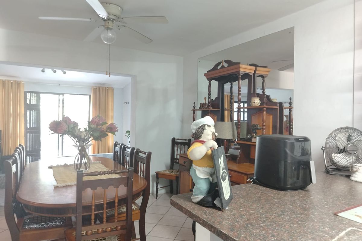 Charming 3-Bedroom Duplex with Private Yard and Jacuzzi in Arboretum - Photo 5