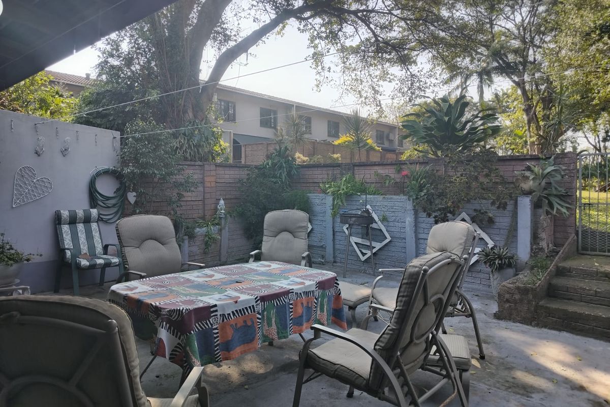 Charming 3-Bedroom Duplex with Private Yard and Jacuzzi in Arboretum - Photo 2