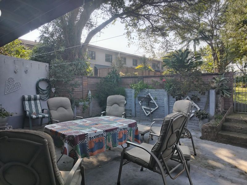 Charming 3-Bedroom Duplex with Private Yard and Jacuzzi in Arboretum - Photo 2