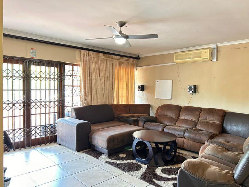 Beautiful 3 Bedroom Home in a Well Maintained Complex - Photo 7