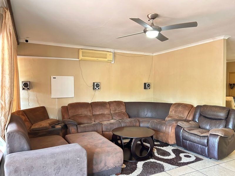 Beautiful 3 Bedroom Home in a Well Maintained Complex - Photo 6