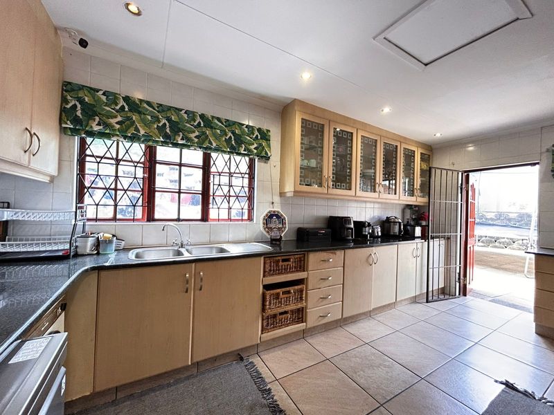 Beautiful 3 Bedroom Home in a Well Maintained Complex - Photo 2