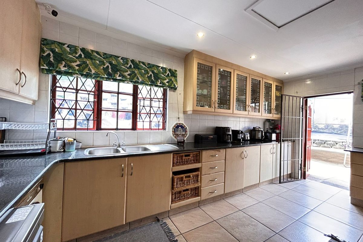 Beautiful 3 Bedroom Home in a Well Maintained Complex - Photo 2