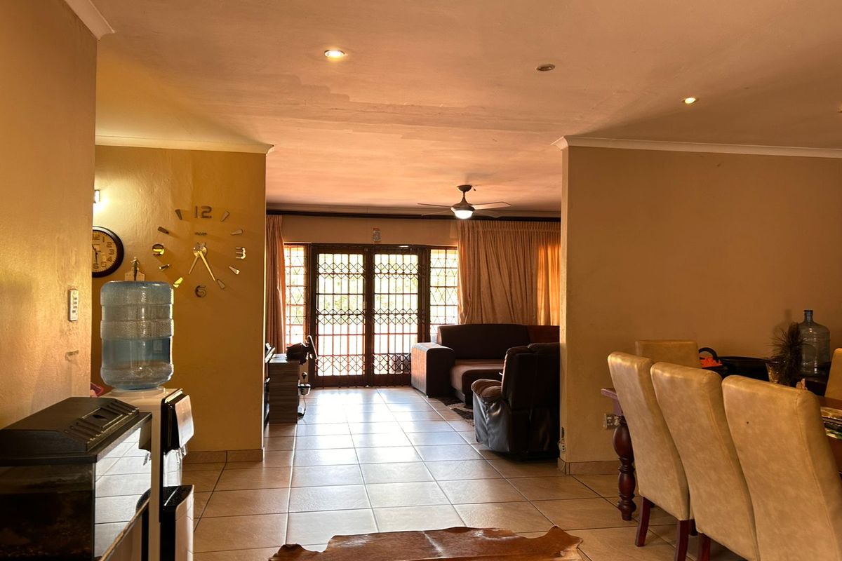 Beautiful 3 Bedroom Home in a Well Maintained Complex - Photo 5