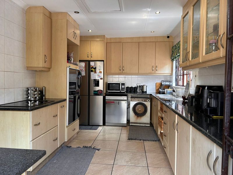 Beautiful 3 Bedroom Home in a Well Maintained Complex - Photo 3