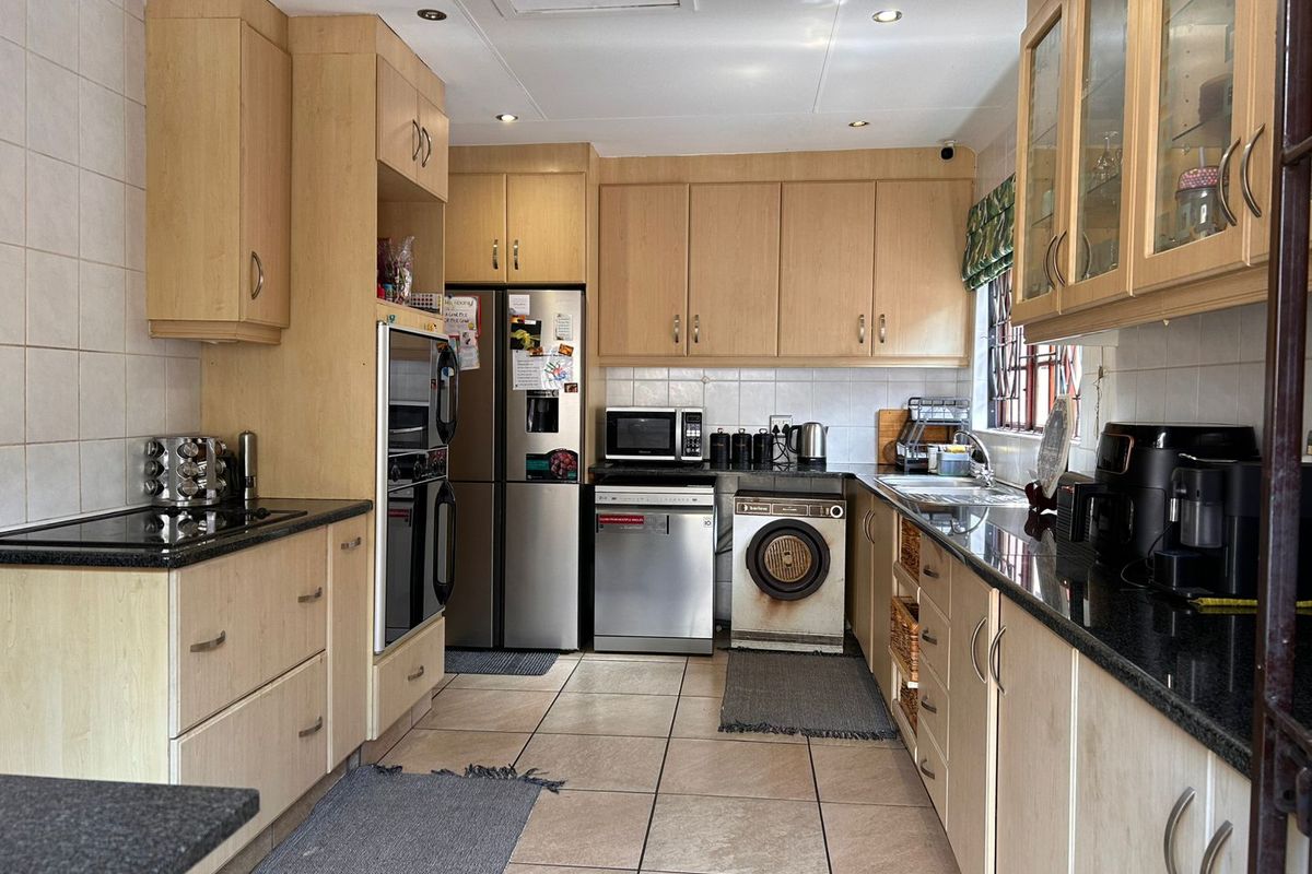 Beautiful 3 Bedroom Home in a Well Maintained Complex - Photo 3