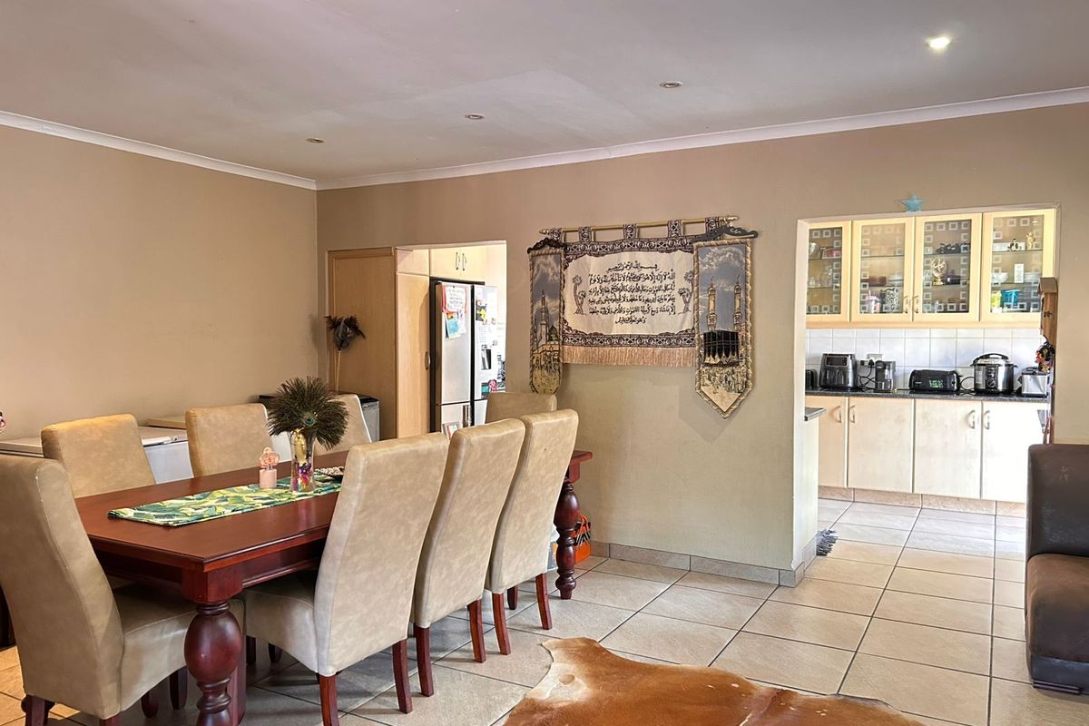 Beautiful 3 Bedroom Home in a Well Maintained Complex - Photo 4