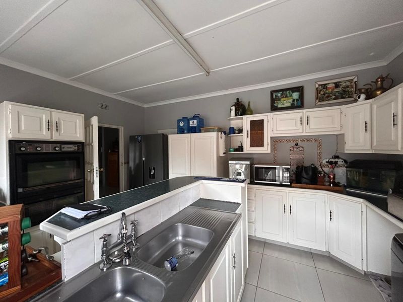 Welcome to this beautiful and spacious 4 bedroom family home - Photo 2