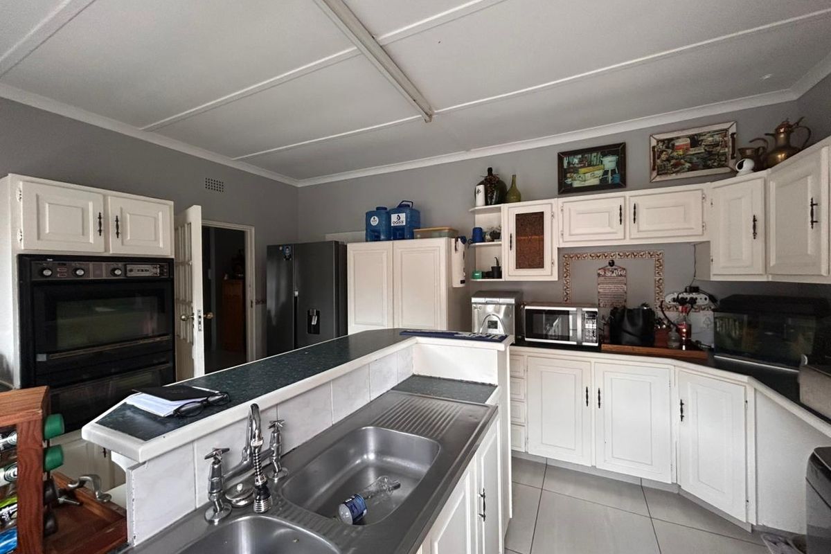 Welcome to this beautiful and spacious 4 bedroom family home - Photo 2