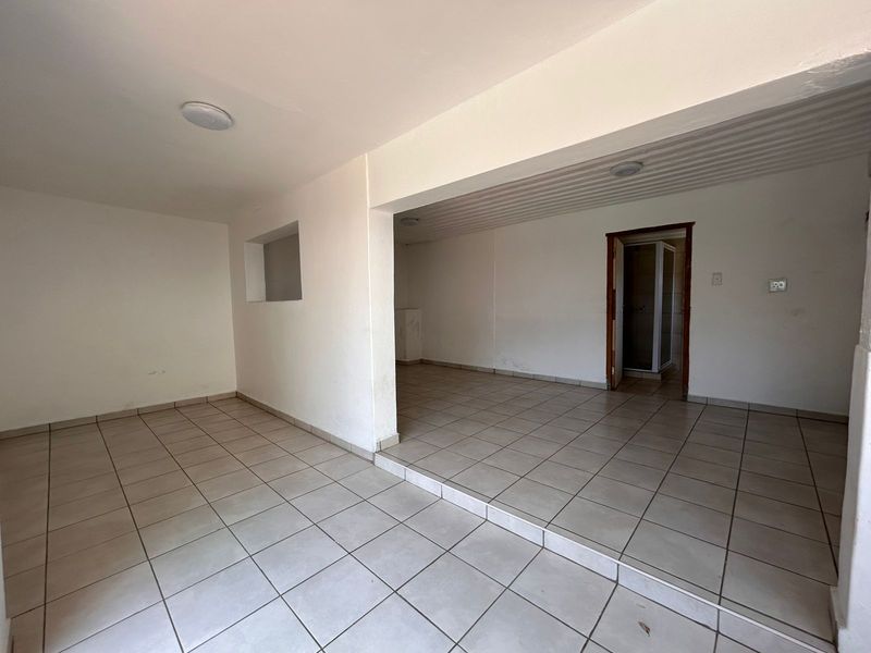 Exquisite Double Storey Home in Prestigious Panorama - Photo 10