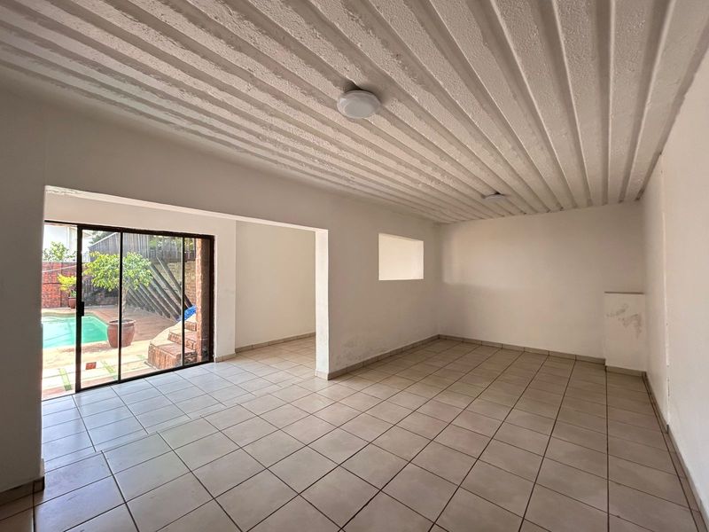 Exquisite Double Storey Home in Prestigious Panorama - Photo 7