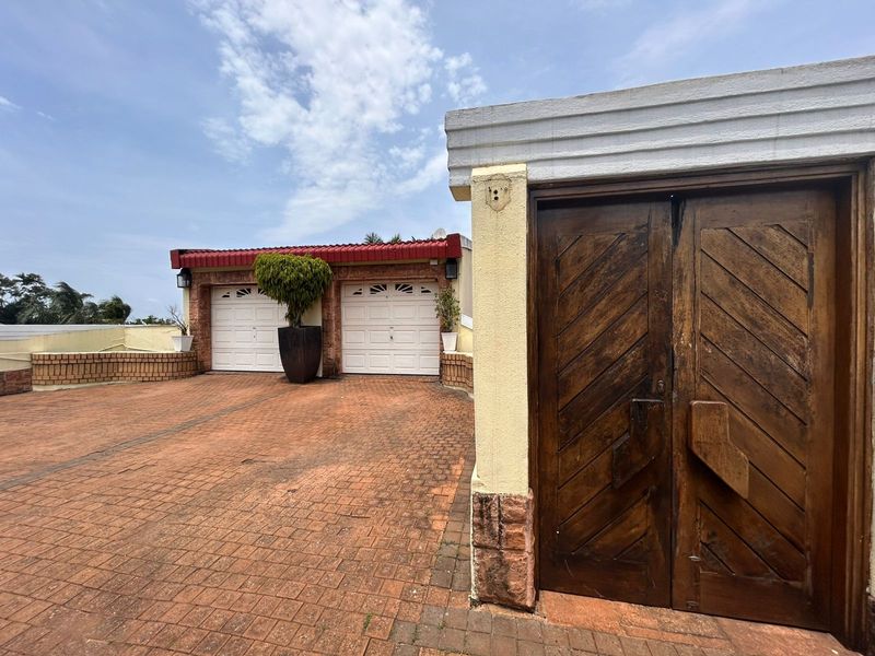 Exquisite Double Storey Home in Prestigious Panorama - Photo 2