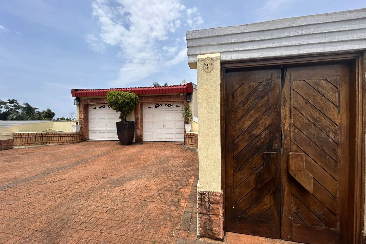 Exquisite Double Storey Home in Prestigious Panorama - Photo 2