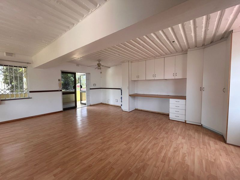 Exquisite Double Storey Home in Prestigious Panorama - Photo 3