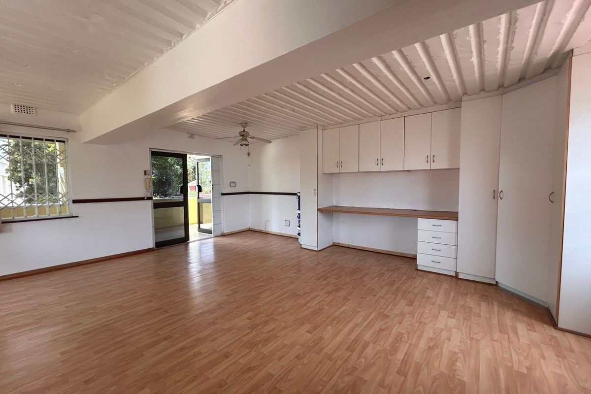 Exquisite Double Storey Home in Prestigious Panorama - Photo 3