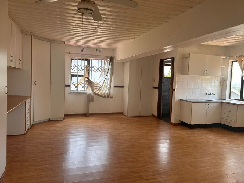 Exquisite Double Storey Home in Prestigious Panorama - Photo 4