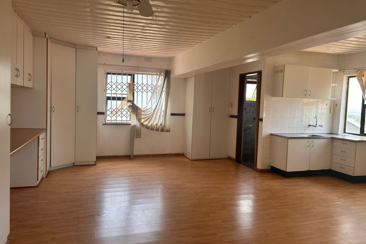 Exquisite Double Storey Home in Prestigious Panorama - Photo 4