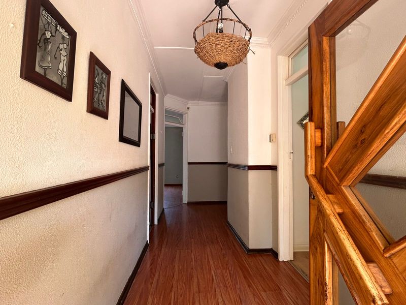 Exquisite Double Storey Home in Prestigious Panorama - Photo 5