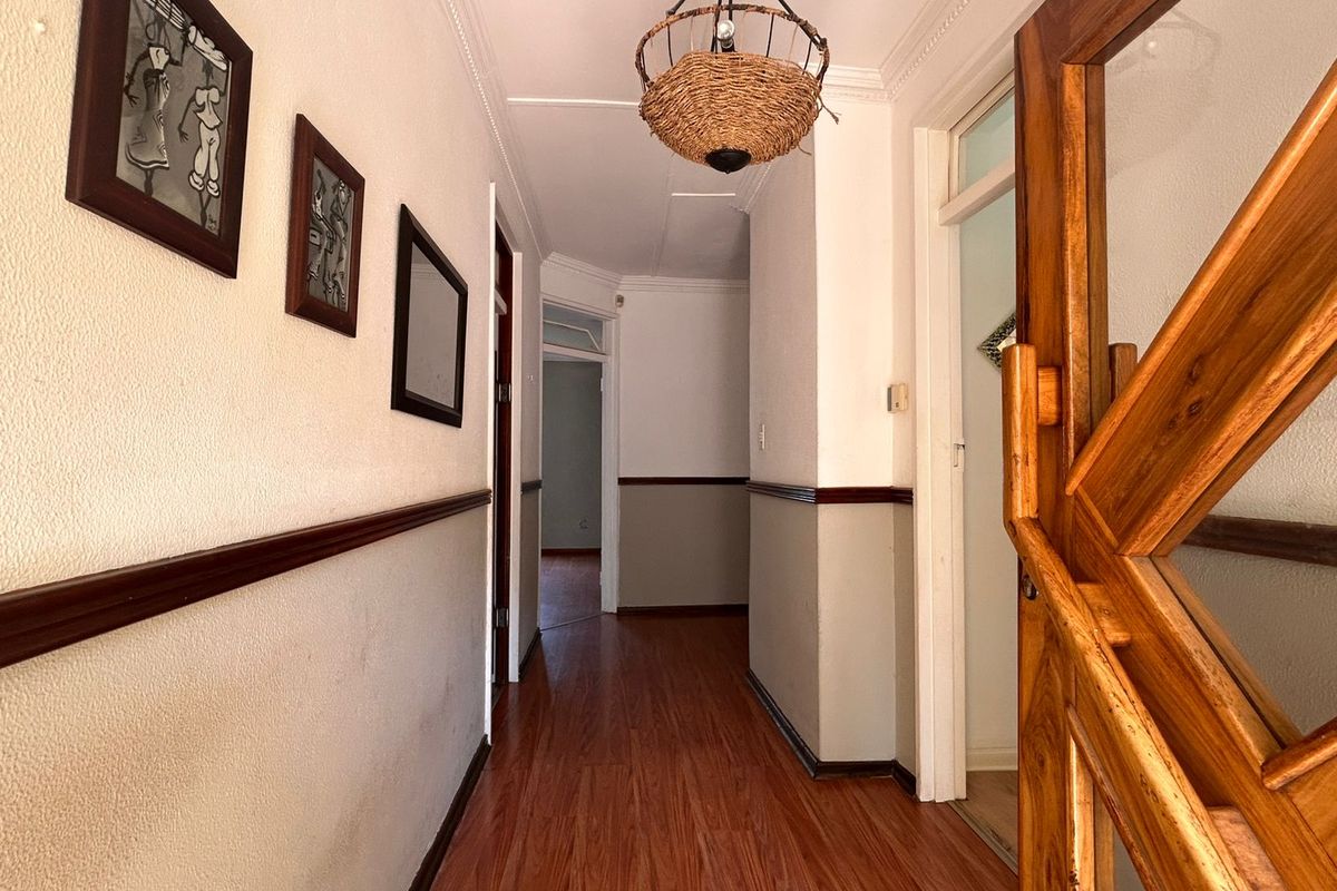 Exquisite Double Storey Home in Prestigious Panorama - Photo 5