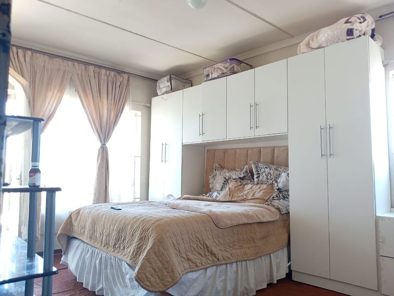 Beautiful 5 Bedroom Home for Sale in Dundee Perfect for Family Living or Investment - Photo 2