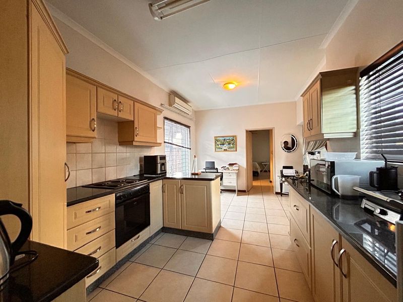 Stunning 3 Bedroom Townhouse in Prime Arboretum - Photo 6