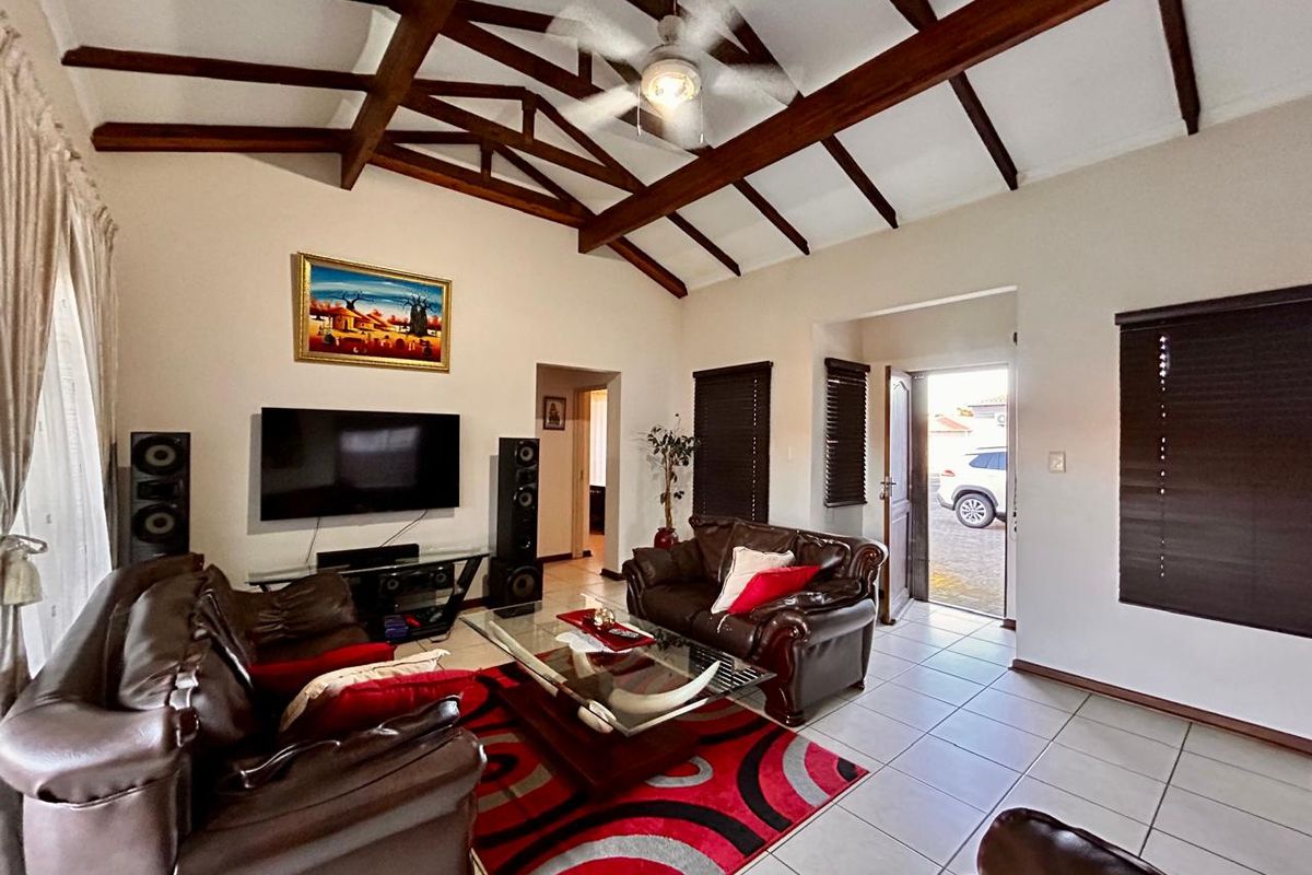 Stunning 3 Bedroom Townhouse in Prime Arboretum - Photo 3