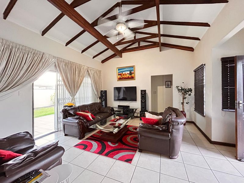 Stunning 3 Bedroom Townhouse in Prime Arboretum - Photo 2