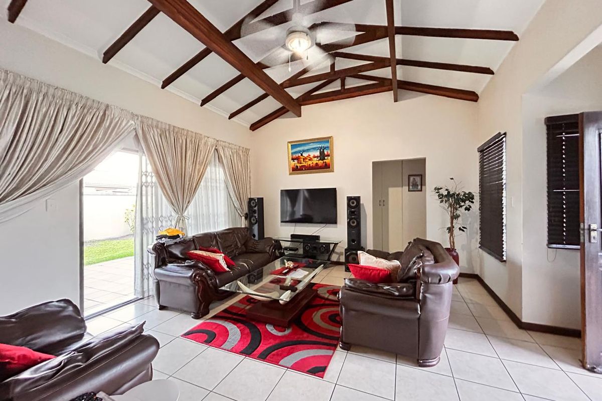 Stunning 3 Bedroom Townhouse in Prime Arboretum - Photo 2