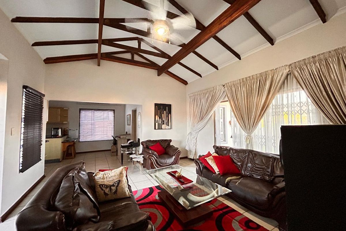 Stunning 3 Bedroom Townhouse in Prime Arboretum - Photo 4