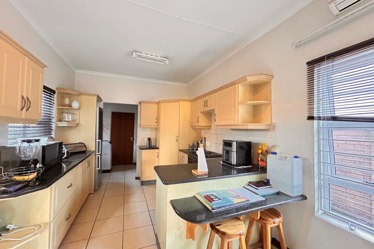 Stunning 3 Bedroom Townhouse in Prime Arboretum - Photo 5