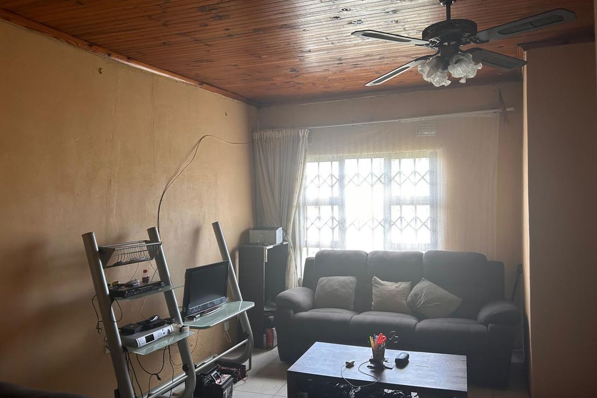 3 Bedroom Starter Home with Investment Potential - Photo 2