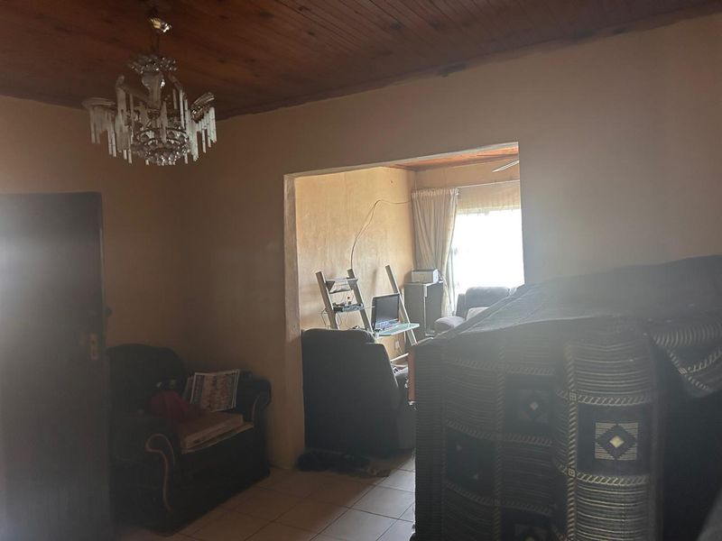 3 Bedroom Starter Home with Investment Potential - Photo 3