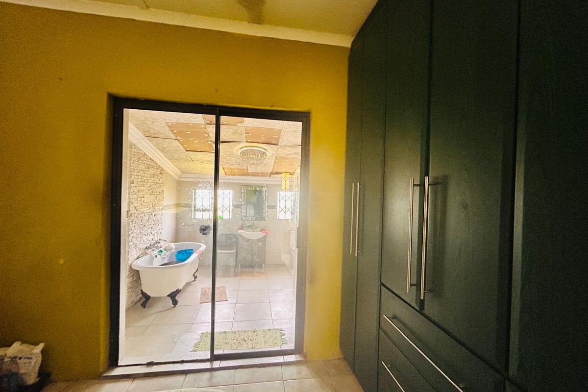 Investment Property for Sale – KwaDlangwezwa - Photo 4