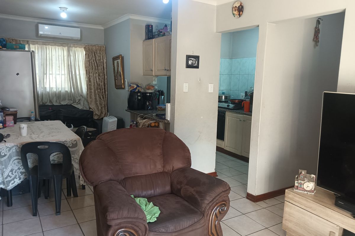 Charming 2 Bedroom Simplex - Photo 3