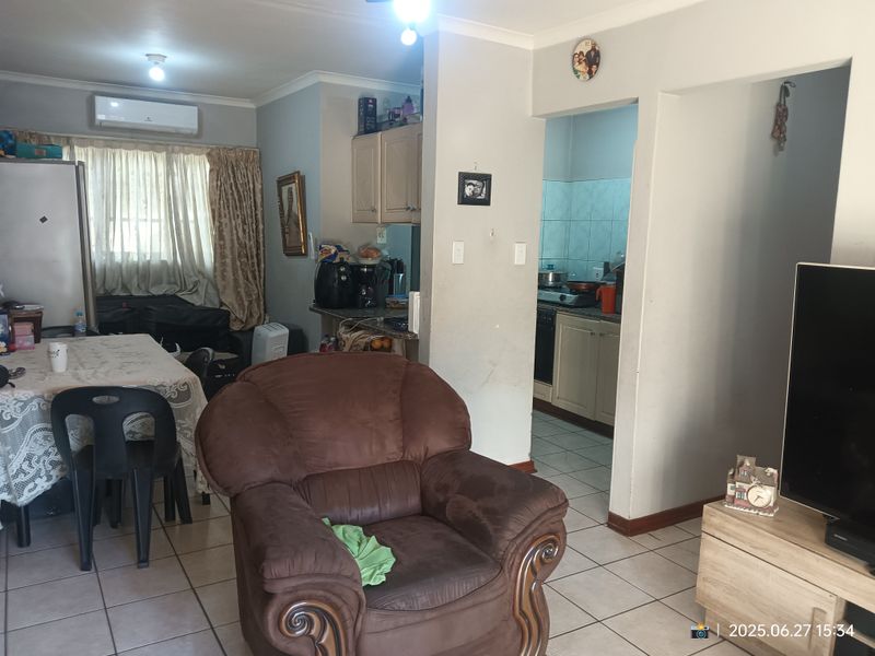 Charming 2 Bedroom Simplex - Photo 3
