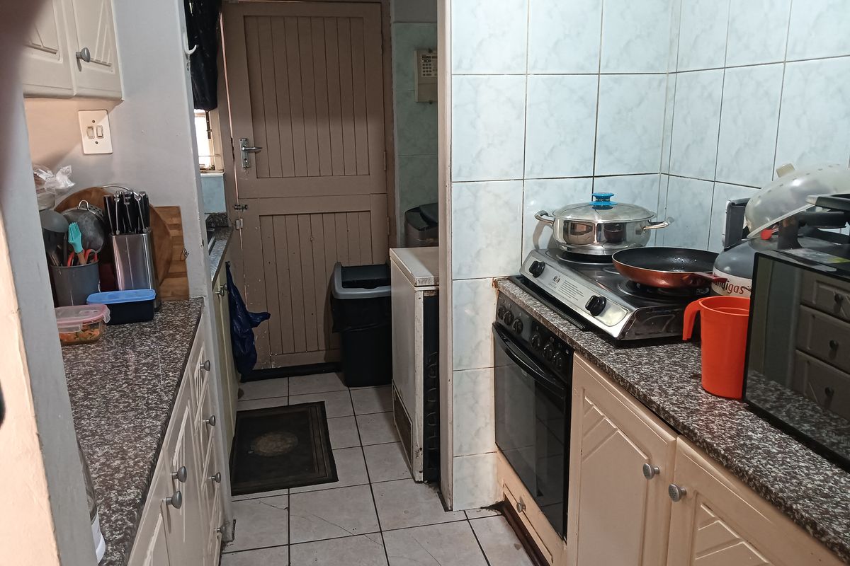 Charming 2 Bedroom Simplex - Photo 5